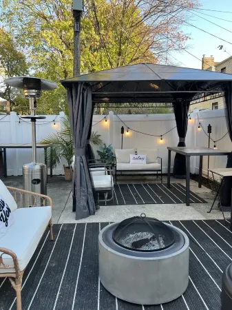 Cozy JC Oasis | Mins to NYC | Private Backyard | Fireplace | Grill | Firepit Отели рядом с достопримечательностью «Парк Либерти Стэйт»