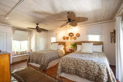 Casa DeDe, Classic Bahamian Home with Panoramic Views of the Ocean Hotels in 