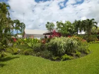 Delightful garden cottage, realistically priced, near to Gibbs / Mullins beaches โรงแรมใน