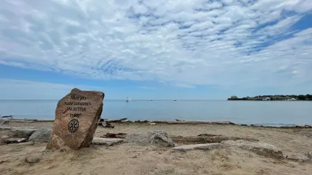 Water view - Perfect location - Modern cottage in Niagara region Отели рядом с достопримечательностью «Флорал Клок»