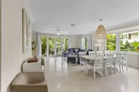 Large Family Accommodation with Pool and great location. Steps from Atlantis!