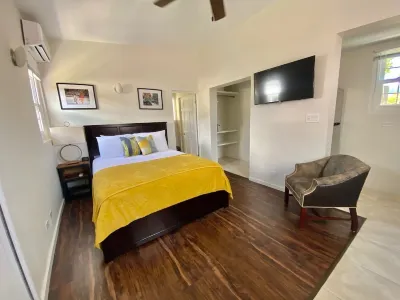 Cozy Gombey Cottage Hotels near Coney Island