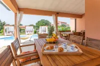 Villa Mirna with private pool near beach