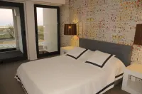 1 bedroom apartment in the Algarve overlooking the ria and the sea with garden and pool Hotels in Moncarapacho