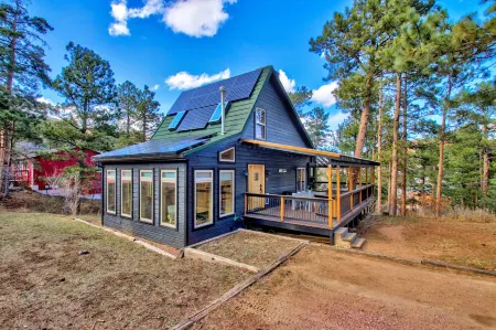 Beautiful Forest Getaway At Historic Pinecrest! Отели в г. Палмер Лейк