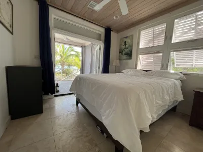 Overlooking Coco Bay , observe the turtles , super fast Starlink internet Hotels near Green Turtle Cay