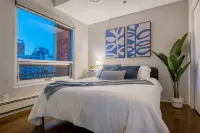 Downtown Chic Retreat | Elegant + Free Parking