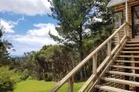Kereru Cottage - private bach with sea view Hotels near Whangaparaoa Peninsula