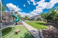 A Relaxing Retreat with Pool and Heated Jacuzzi near Sequoia Parks