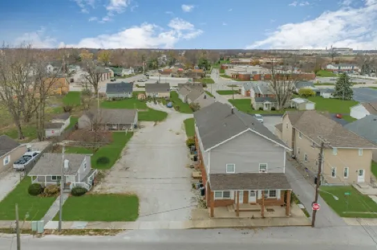 Peaceful 2-Bedroom Apartment - Close To It All!