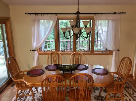 Mountain Time - Updated 3 bedroom home,<br>walk to trails, horses, tennis, & more!