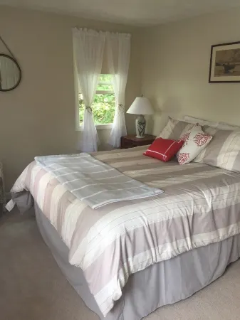 Cozy lake house minutes to Craigville Beach Отели рядом с достопримечательностью «Санди Нек Бич»