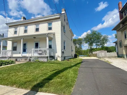 Lakefront on Main Hotels in Salem County