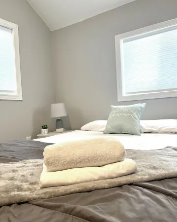 Cozy Waterfront 3 Bedroom Cottage (Pet-Friendly)