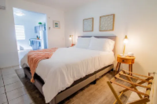 Quiet cozy 1 bedroom 1 bathroom just 2 blocks from beautiful beaches!