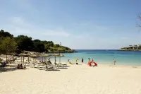 Luxury apartment with beautiful views, private pool and beach access