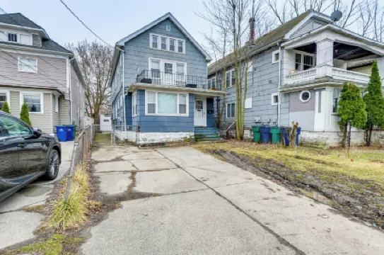 6 Mi to Dtwn Attractions Buffalo Apartment!