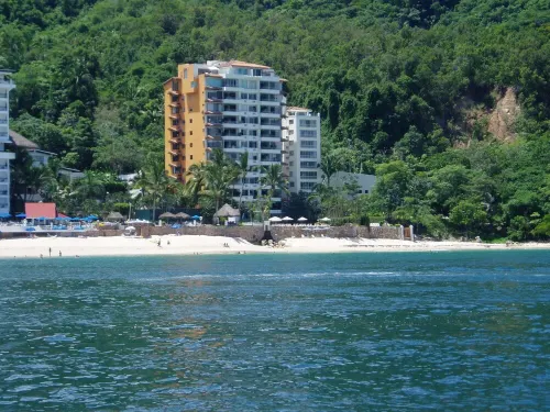 Gorgeous 4 Bedroom/4 Bath on White Sand Swimming Beach