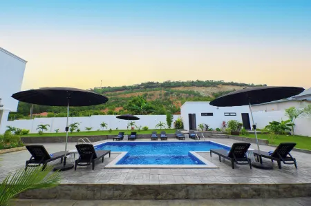 River Hills Hotel & Suites Отели в г. Нглши Аманфро