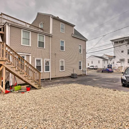 Cozy Third-Story Apartment in Dtwn Brockton!