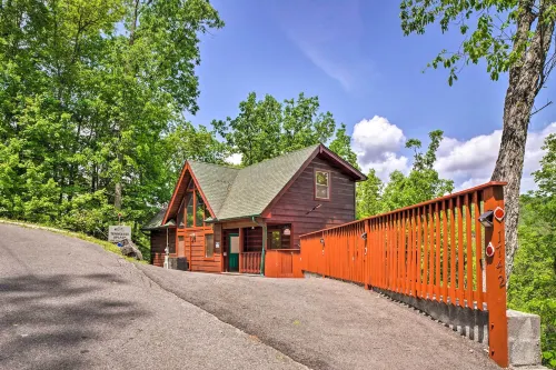 Saltwater Pool and Mtn-View Deck Pigeon Forge Cabin - spa