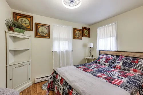 Pet-friendly Lake Retreat: Walk to Gray Lake Beach - Country Houses