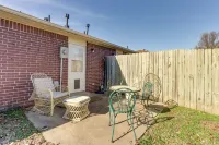 Centrally Located in Nwa; Walk to Wrights Bbq! Hotel a 