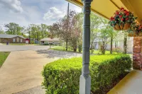 6 Mi to Ellen Trout Zoo: Family Home w/ Yard! Hotels in Lufkin