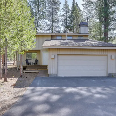 Hot Tub & Community Perks: Sunriver Retreat