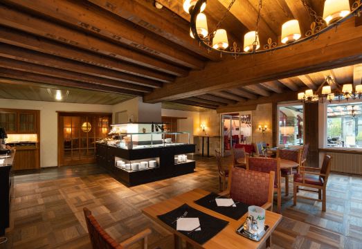 호텔 크레프스 인터라켄의 우아한 로비 모습