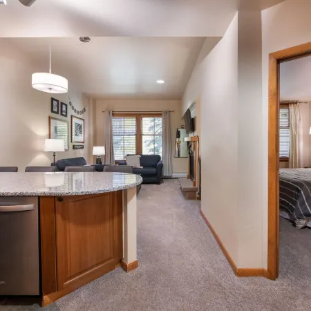 First Floor Riverside Condo Close to Slopes - Zephyr Mountain Lodge Premium-Rated 2108
