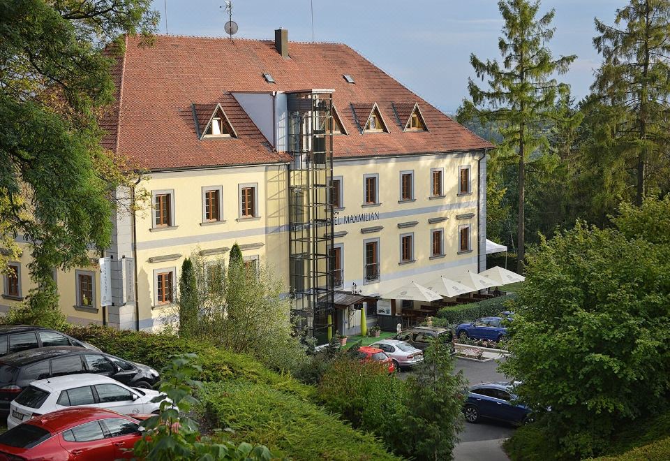 Maxmilian Lifestyle Resort - Housity