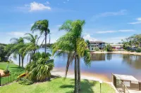 Hacienda- Canal Views and Comfort