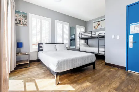 HI Los Angeles - Santa Monica Hostel Отели рядом с достопримечательностью «Eames House»