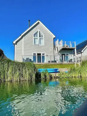 Cotswolds Lakeside Home-Summer Lake
