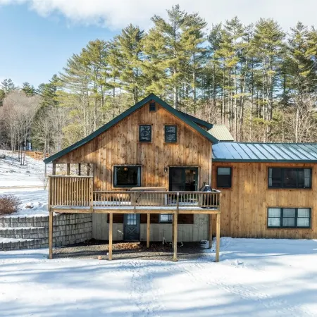 Spacious 5-bedroom chalet with AC and WiFi in charming Chester