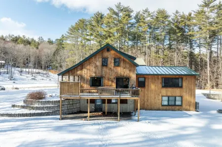 Spacious 5-bedroom chalet with AC and WiFi in charming Chester