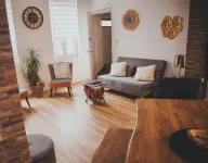 Quiet two-bedroom house on the banks of the Seine with parking space. Outdoor terrace Hotel a Cleon