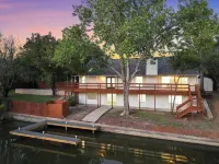 Elegant 5BR w/ Private Pool, Dock and Game Room - 4성급
