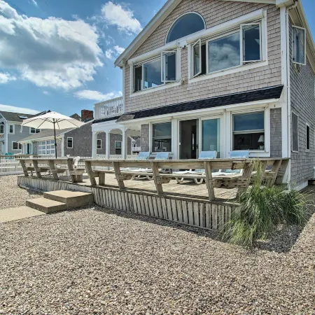 2 Decks + Beach Access: Oceanfront Getaway!