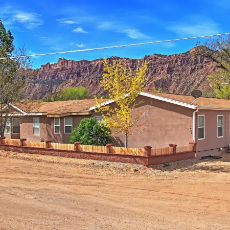 'Rustic Retreat' Moab Townhome w/ Grill & Fire Pit