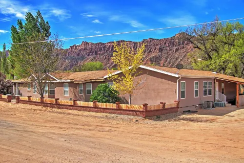 'Rustic Retreat' Moab Townhome w/ Grill & Fire Pit - โฮมสเตย์