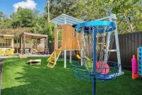 Outdoor Movie Oasis • Heated Pool • Hot Tub • Golf