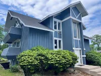 Travelodge by Wyndham Traverse City MI - parking