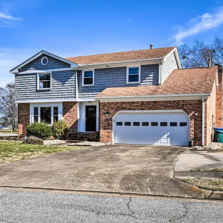 Spacious Chesapeake Home w/ Pool Table!