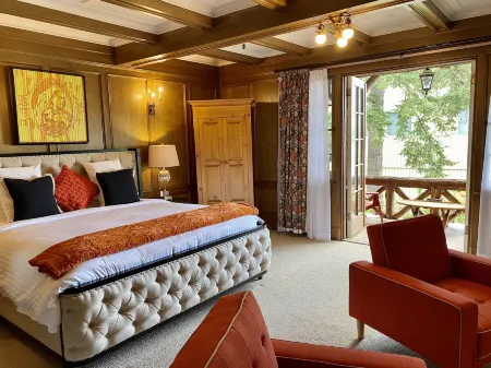 The Latch Inn Отели рядом с достопримечательностью «Суорц Бэй Терминал»