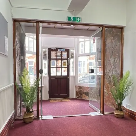 Campbells Guest House Отели рядом с достопримечательностью «Стадион «Кинг Пауэр»»
