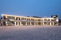 The Waypoint Hotels near Keybox Road Beach