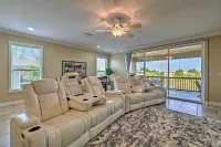 Bright Bayfront Home < 2 Mi to Hernando Beach! - 3-Star