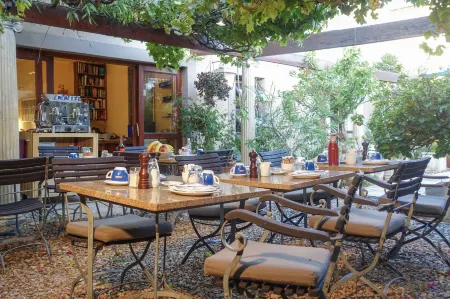 Rosedene Lodge - All Solar, All Aircon with Pool and Garden Отели рядом с достопримечательностью «Iziko Koopmans-De Wet House»